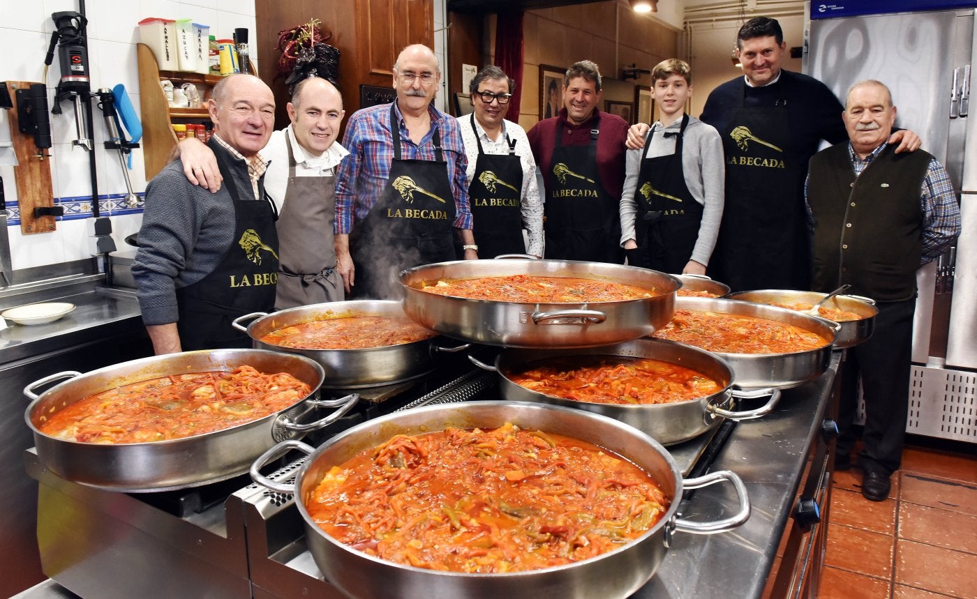 Miembros de la sociedad gastronómica La Becada, junto a Echapresto, preparando el menú de Nochebuena dentro de la iniciativa solidaria.