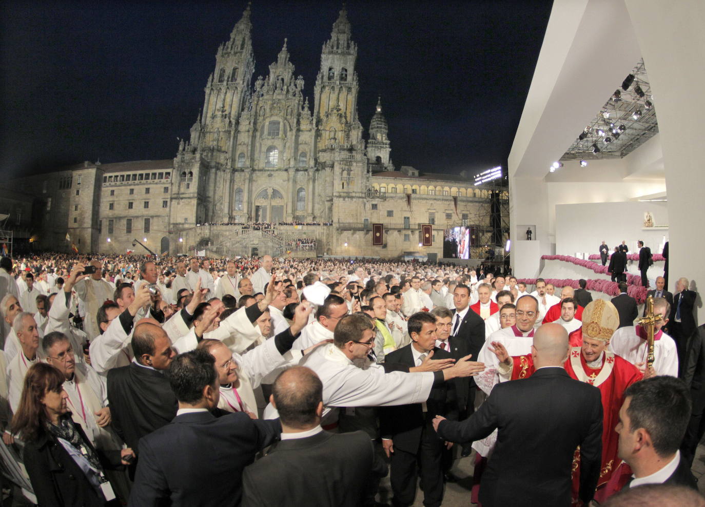 Benedicto XVI abandona el altar de la plaza del Obradoiro de Santiago de Compostela tras la misa que ofició el pontífice ante miles de personas.