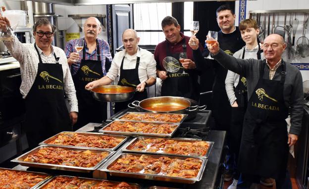 Galería. Los chefs del especial menú, durante los preparativos. 