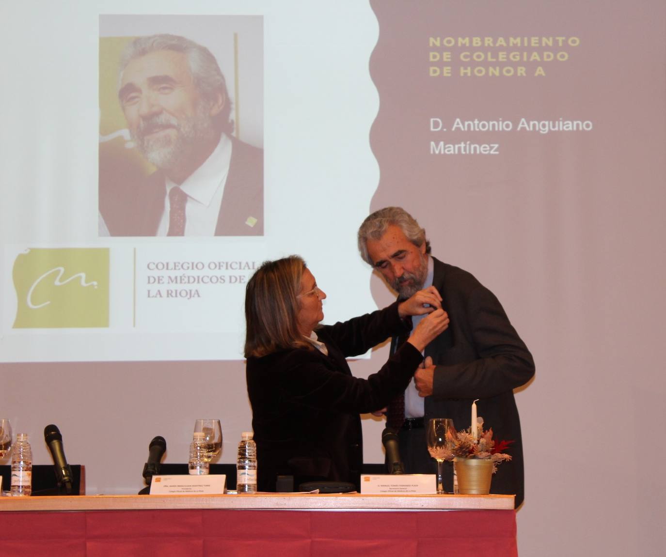 Momento de la entrega de la medalla a Antonio Anguiano