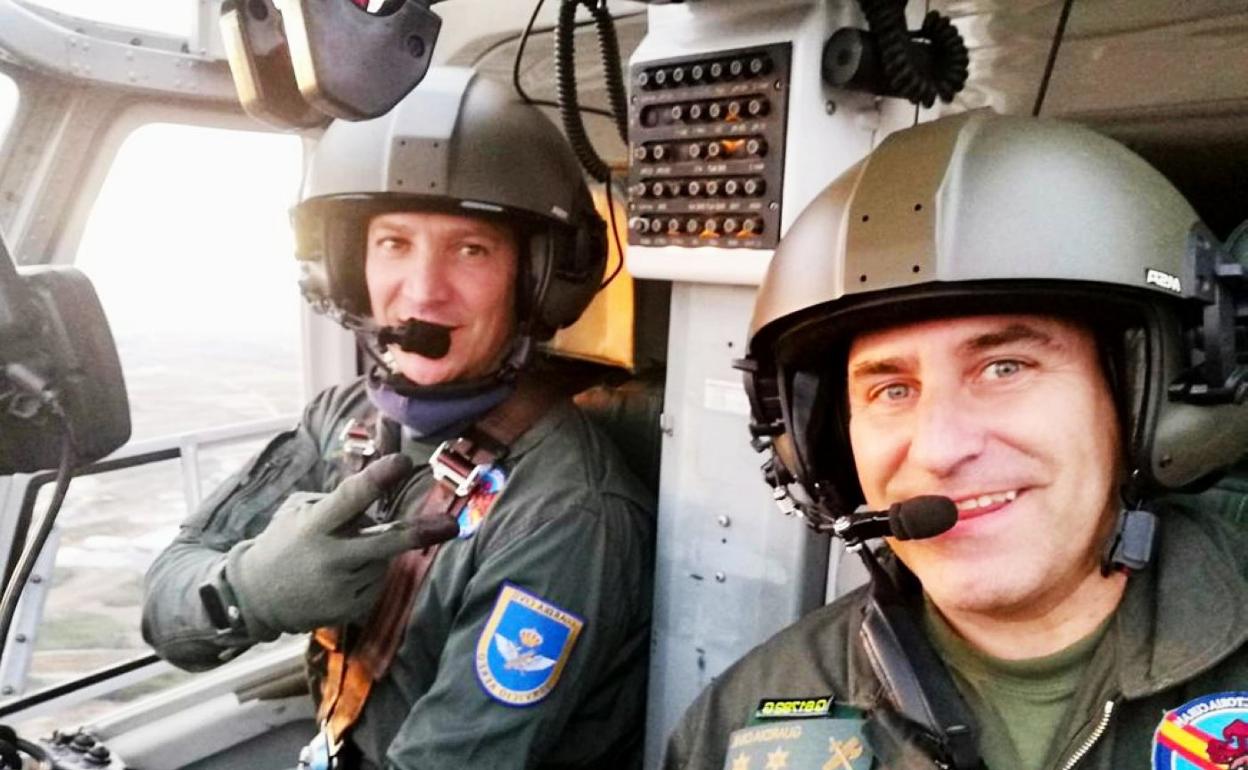 Daniel Pérez y Santiago Barrio, practicando en el helicóptero que transportará a los Reyes. 