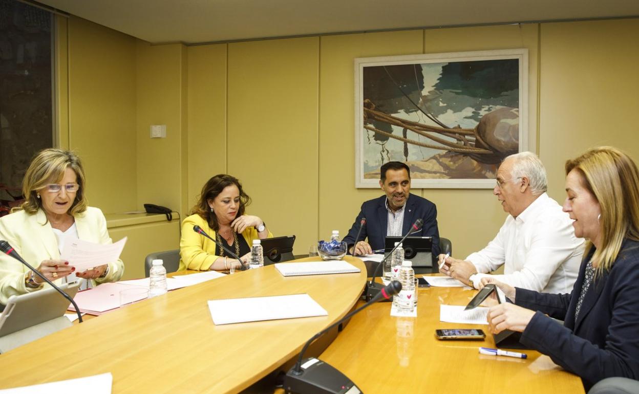 Reunión de la Mesa del Parlamento, presidida por Jesús María García. 