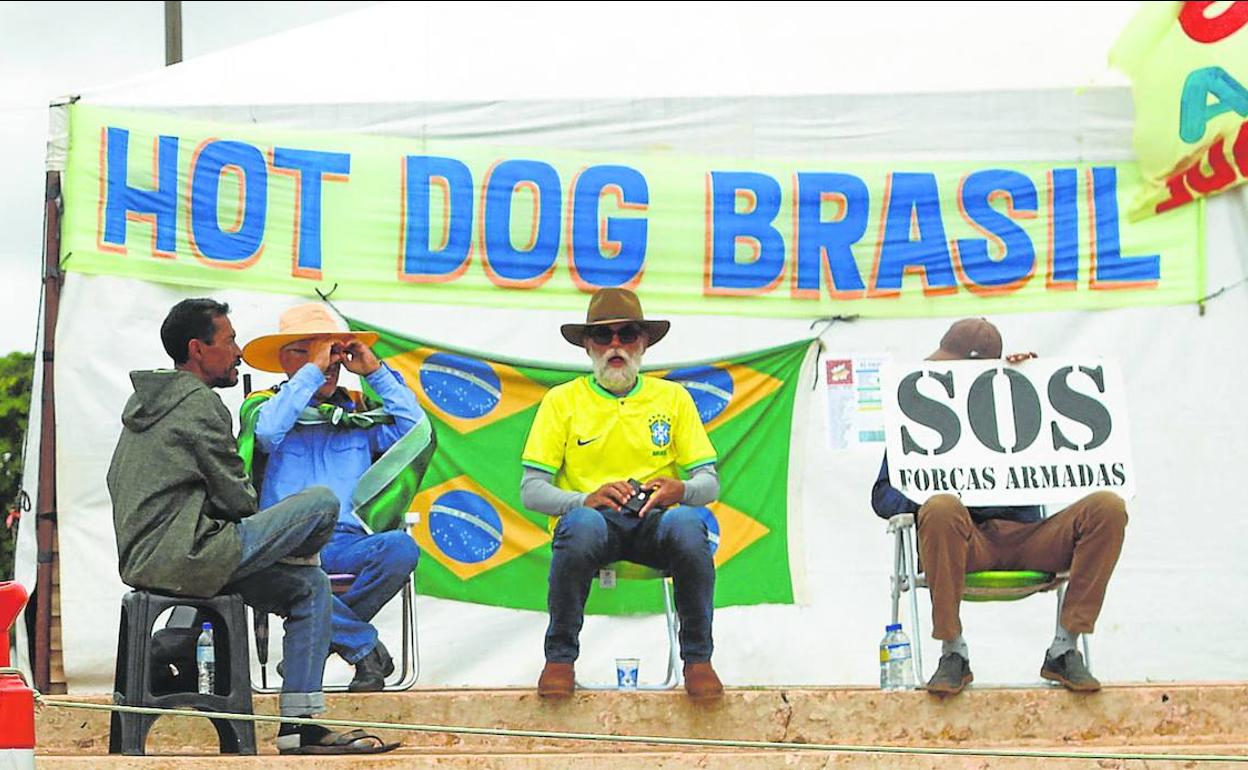 Varios bolsonaristas se concentran ante un cuartel militar de Brasilia exigiendo la intervención del Ejército para evitar la investidura de Lula.