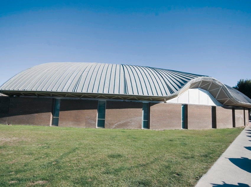 Pabellón polideportivo en Palafolls 'Palauet' (1987-1996 Barcelona, España).