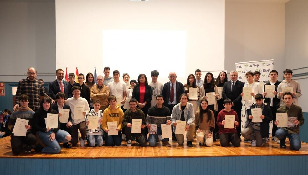 Alumnos, coordinadores y docentes premiados posan en una foto de famila con la presidenta del Gobierno, Concha Andreu. 