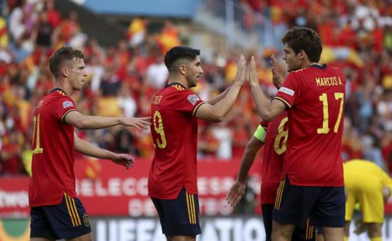 Carlos Soler celebra con Marcos Alonso el gol que abrió la victoria de España ante la República Checa en La Rosaleda el pasado 12 de junio. 