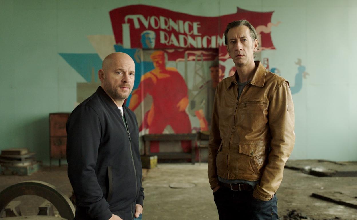 Oleg y Nikola, dos forasteros que llegan en un Mercedes blanco. 