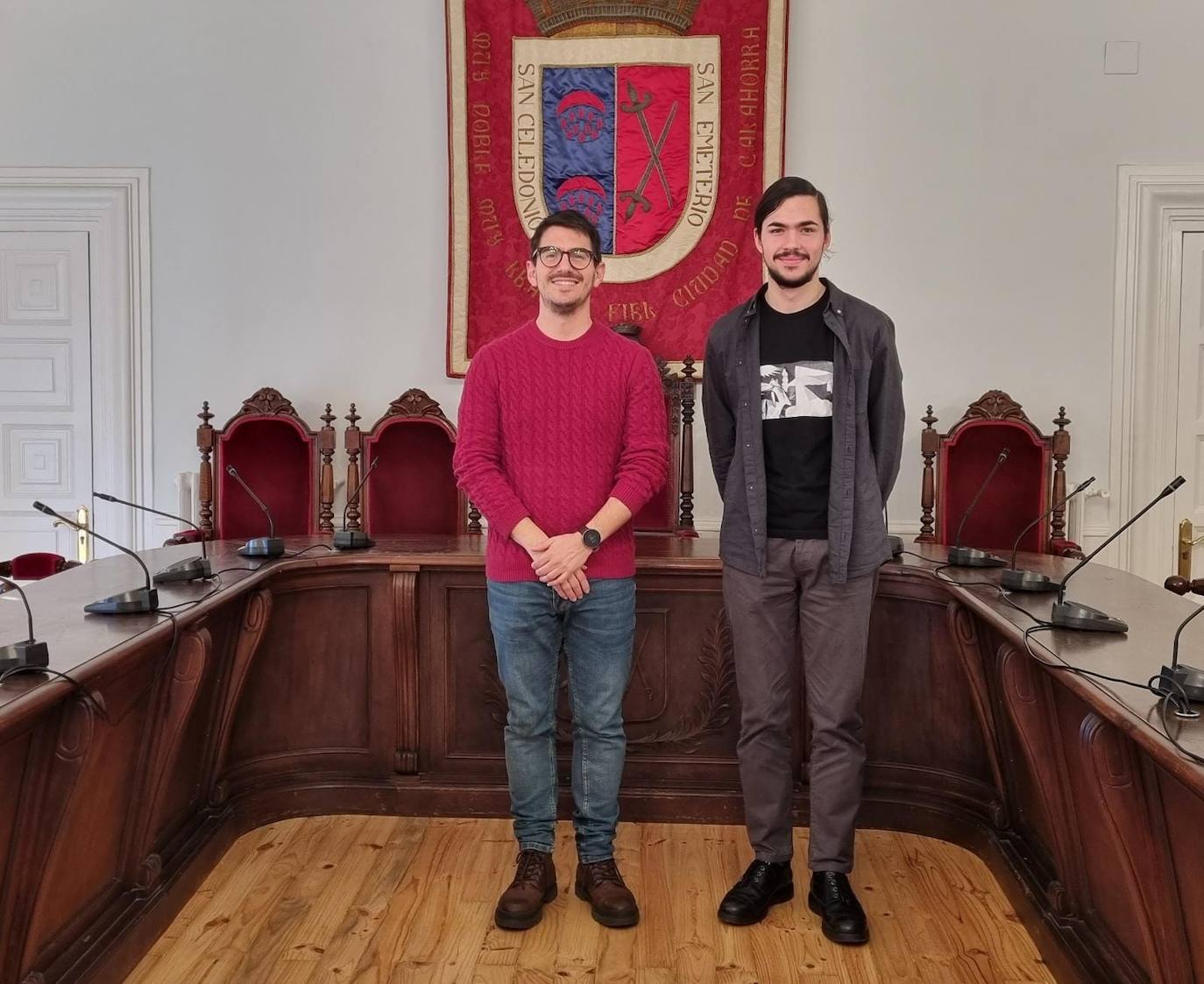 Esteban Martínez y Marcos Herreros, en el salón de plenos de Calahorra. 