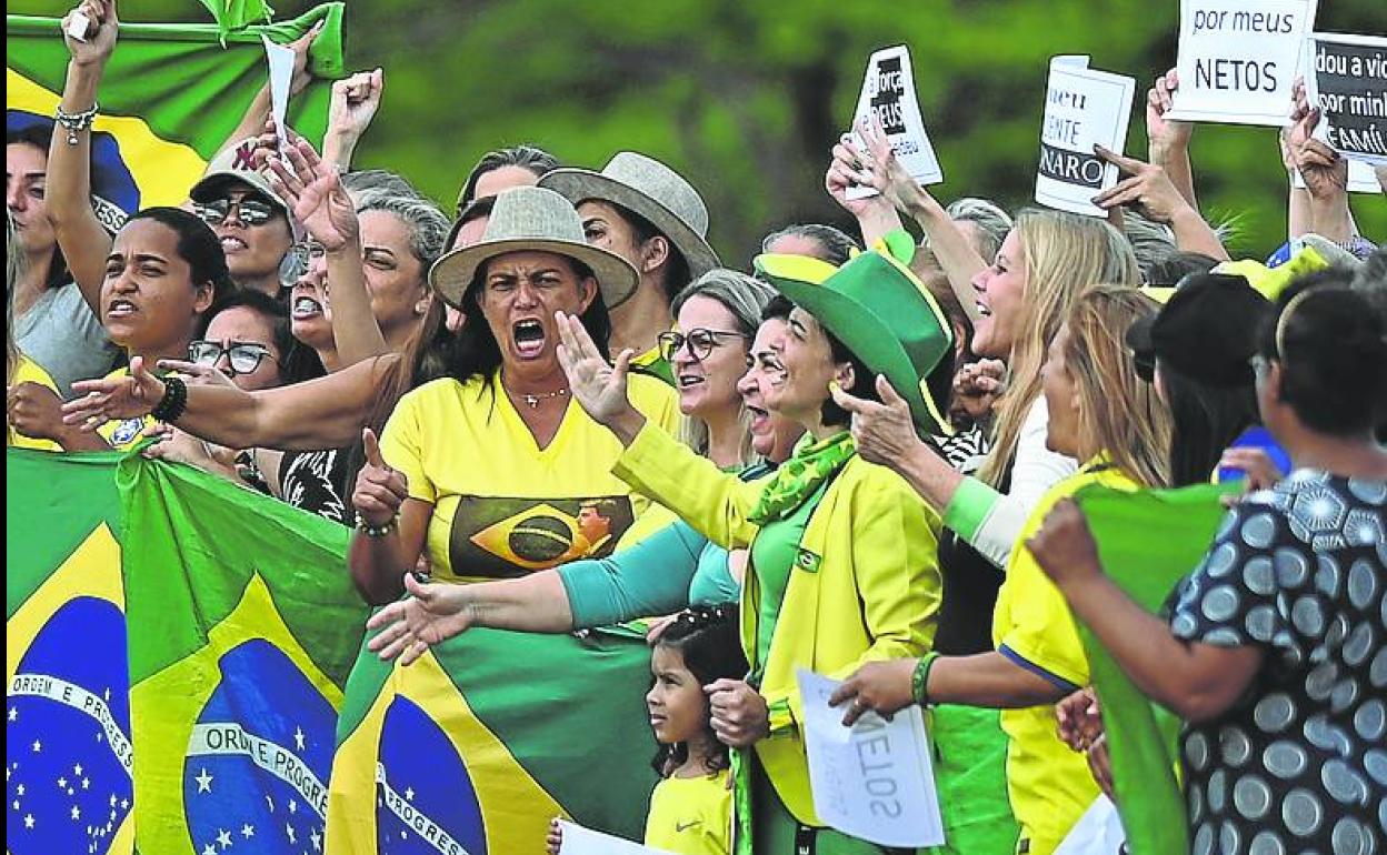 Partidarios de Lula se manifiestan ante el palacio presidencial.