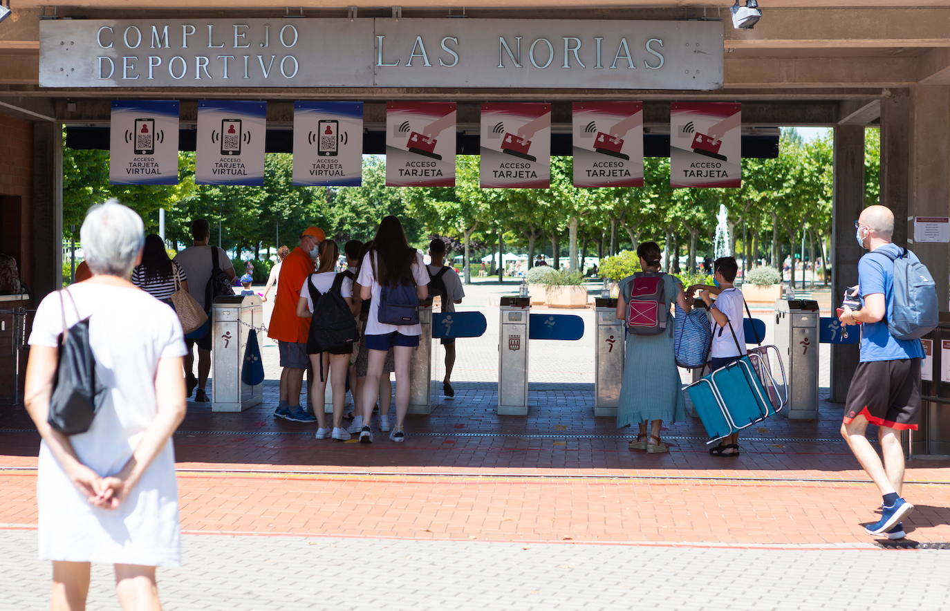 Entrada de Las Norias, junto a la que se instalará la cancha de baloncesto. 