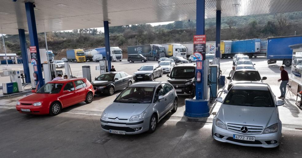 Filas para repostar en la estación de servicio de Norpetrol en el polígono de La Portalada. 