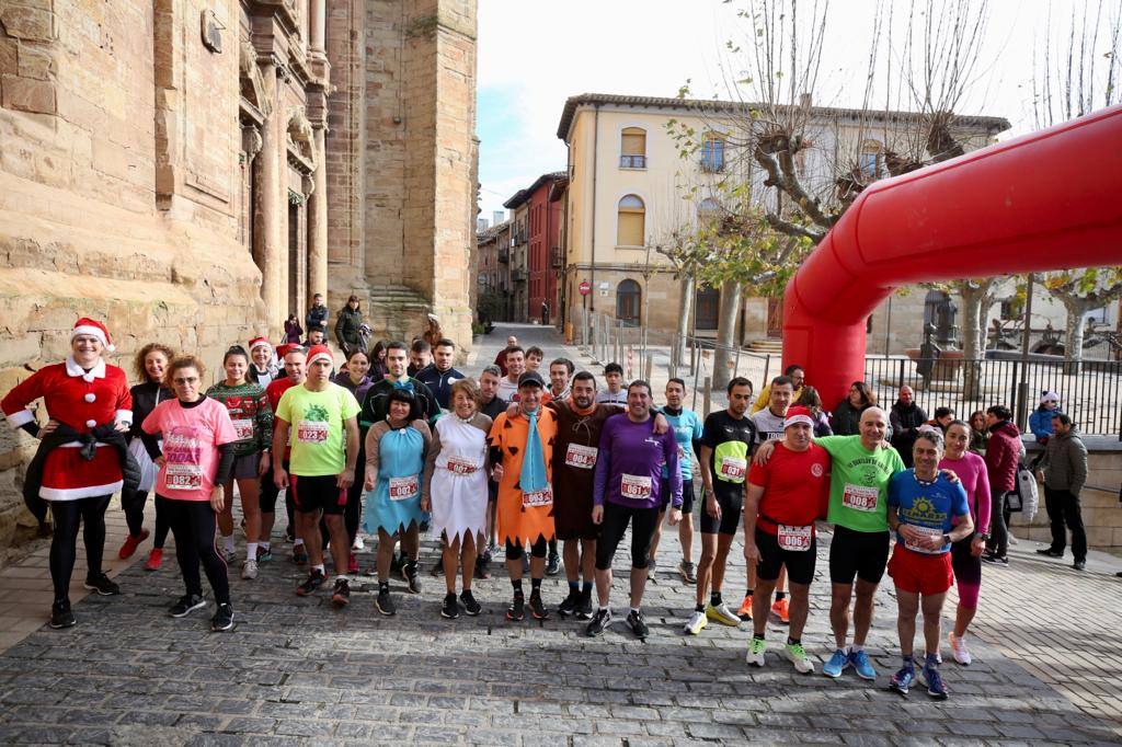 Imagen más lúdica de los participantes disfrazados de Navarrete.