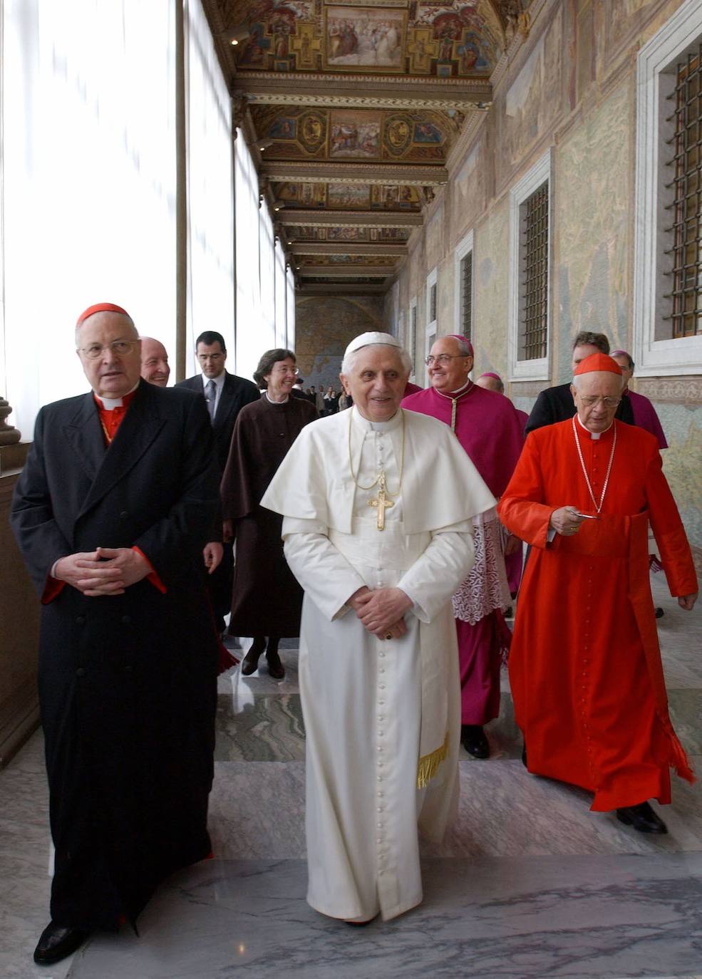 Somalo, a la derecha de la imagen, junto al recién designado Benedicto XVI. 