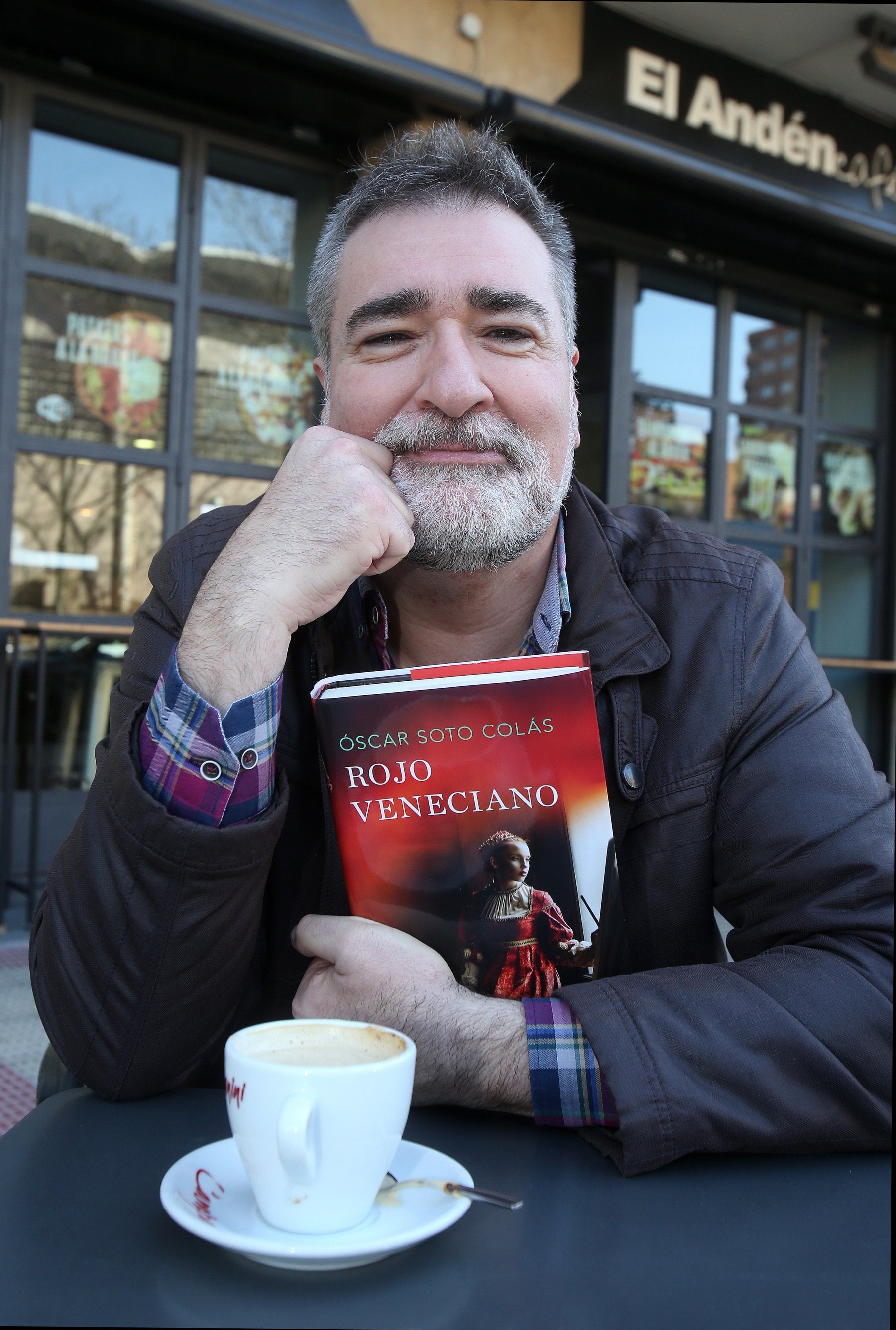 Óscar Soto Colás posa con su tercera novela, 'Rojo veneciano'.