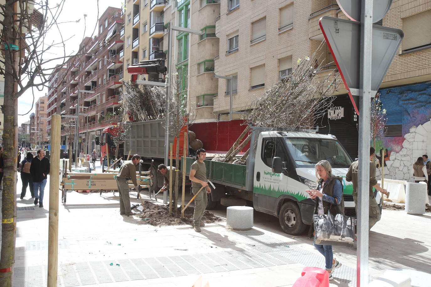 La calle Fundición pasa de la pintura al cemento y el metal