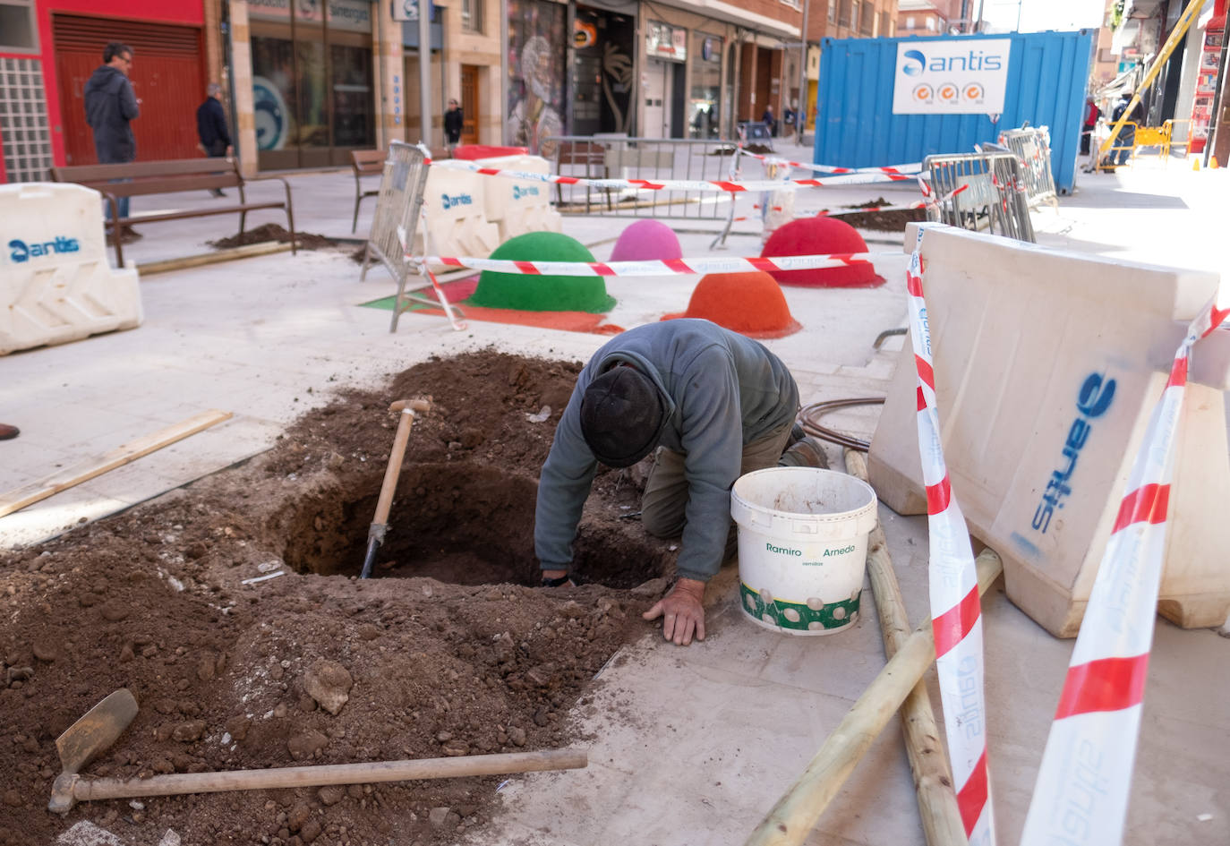 La calle Fundición pasa de la pintura al cemento y el metal