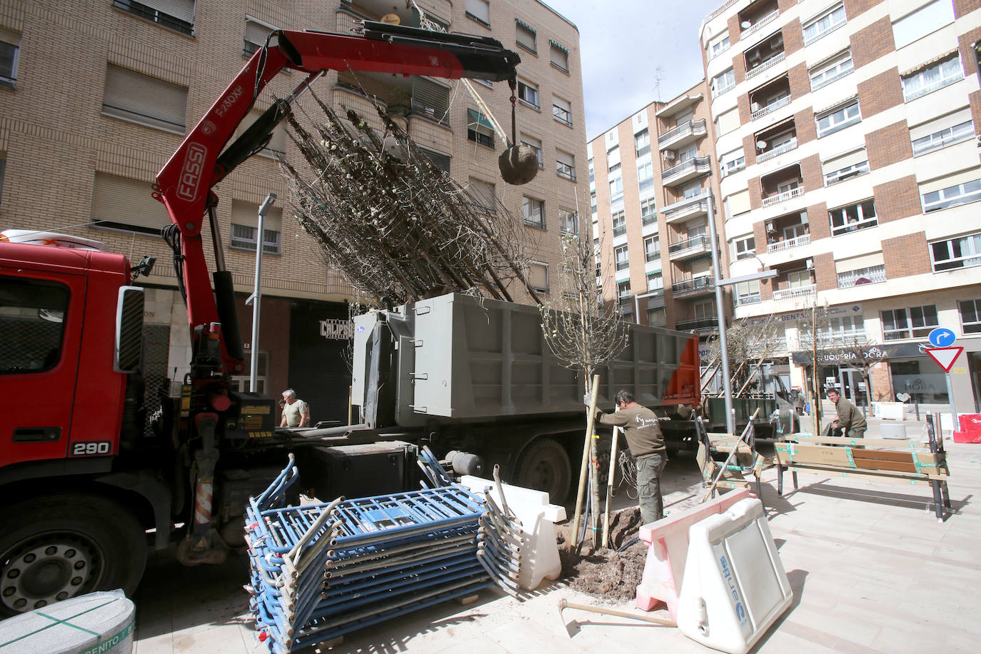 La calle Fundición pasa de la pintura al cemento y el metal
