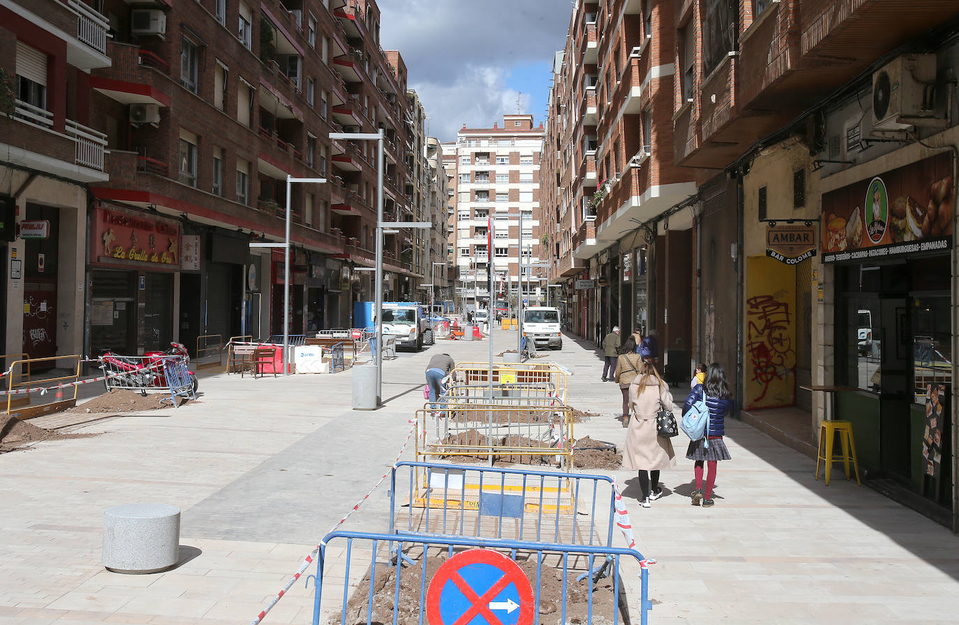 La calle Fundición pasa de la pintura al cemento y el metal
