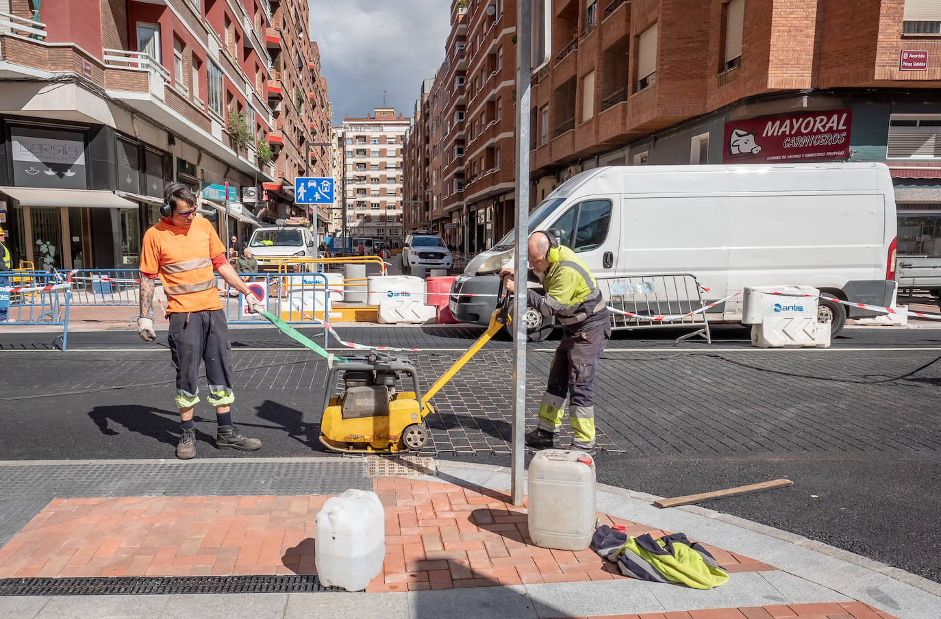 La calle Fundición pasa de la pintura al cemento y el metal