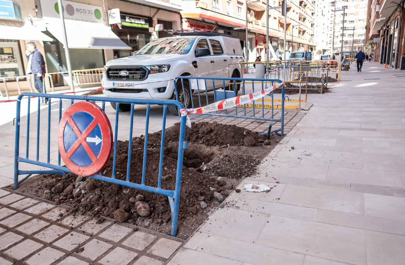 La calle Fundición pasa de la pintura al cemento y el metal
