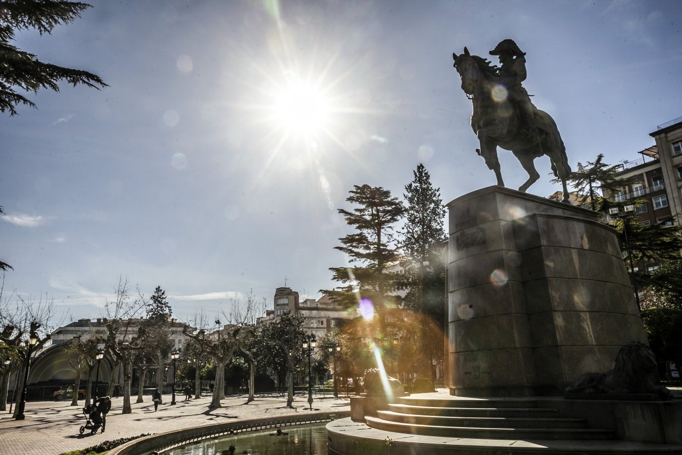 El sol, que se alternó con las nubes en Logroño, deslumbra a Espartero en la mañana de ayer.
