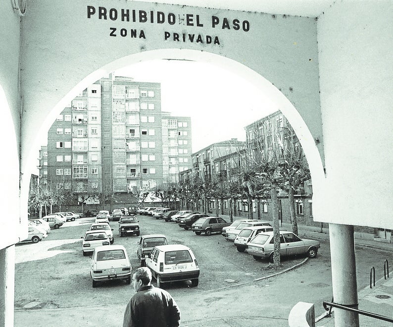 Imagen antes - La plaza Virgen de la Esperanza en 1993 y en 2022.