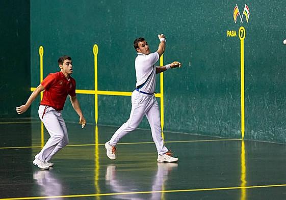 Lerena golpea la pelota en un partido del GRABNI 2022.