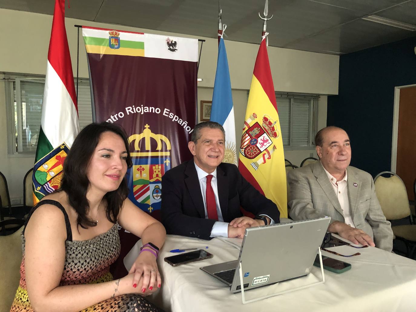 Celso González, en el centro, durante el Consejo de la Comunidad Riojana en el Exterior, en Buenos Aires.