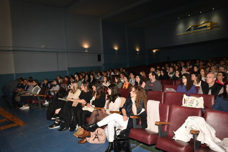 Profesores, responsables de centros coordinadores, equipos directivos... se han reunido este viernes en el IES D'Elhúyar.