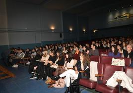 Profesores, responsables de centros coordinadores, equipos directivos... se han reunido este viernes en el IES D'Elhúyar.