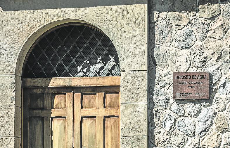 Aspecto actual de la puerta de entrada con la placa identificativa. 