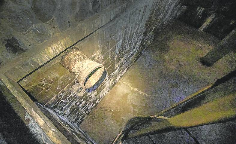 Conducción de entrada, ya en desuso, procedente del río Iregua. 