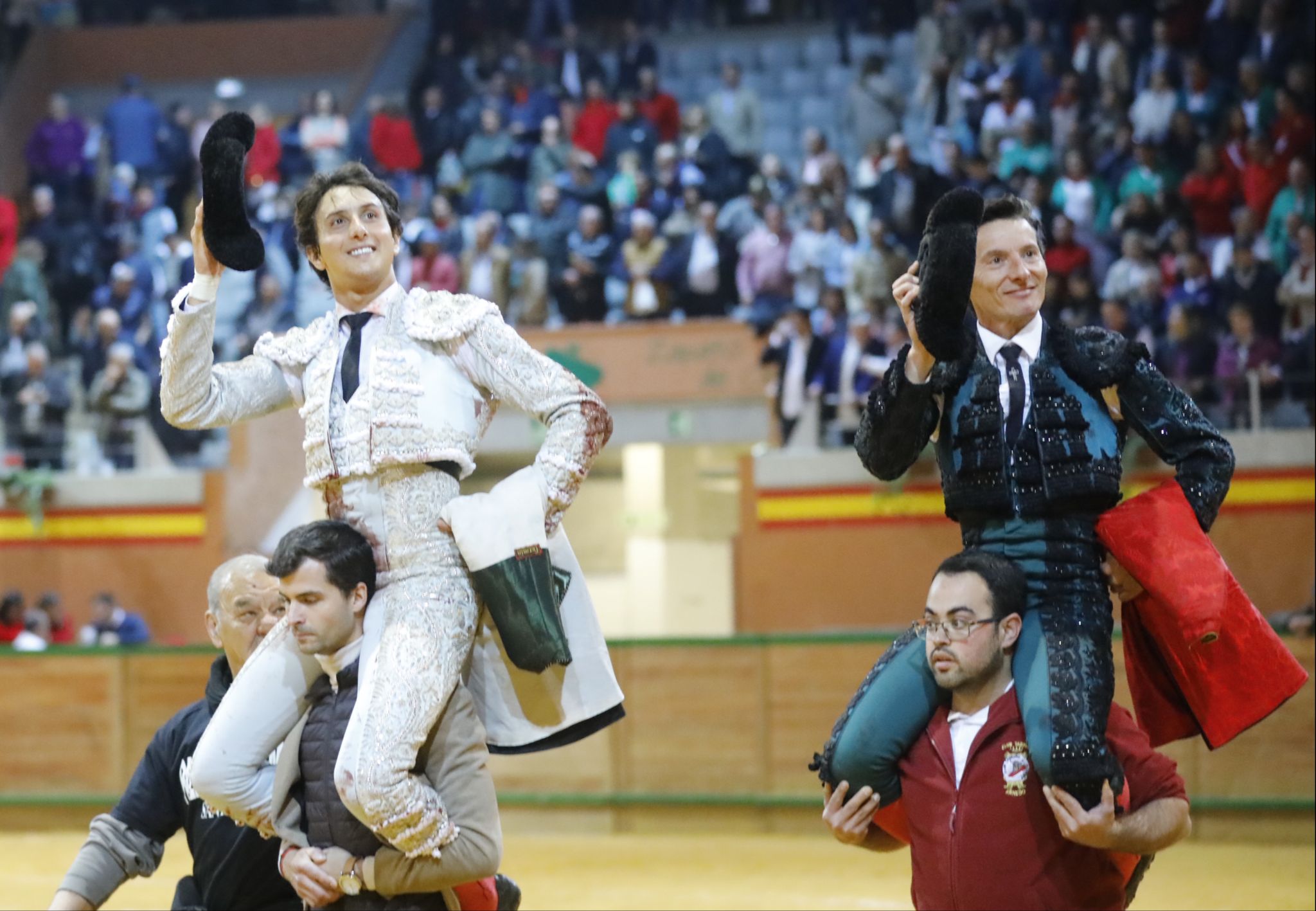 Roca Rey y Urdiales han salido a hombros del Arnedo Arena.