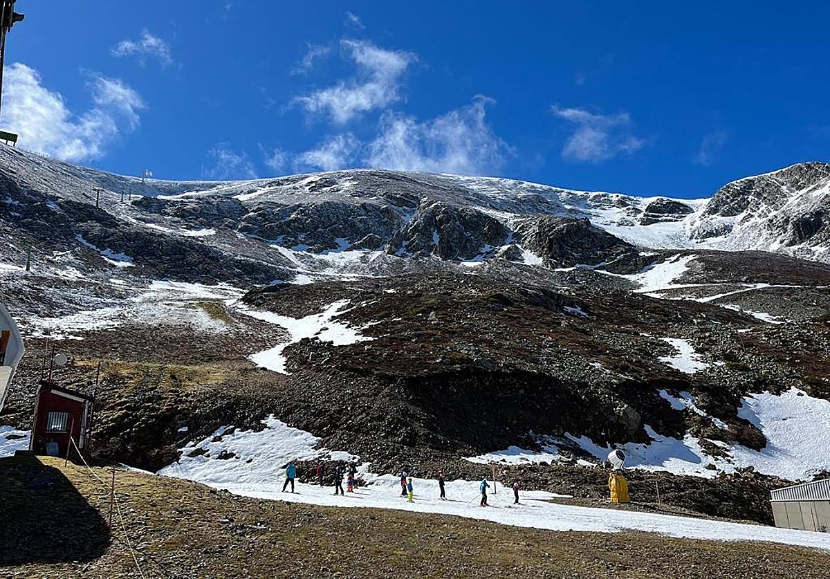 Cielo despejado y terrenos sin nieve, en las pistas de Valdezcaray.