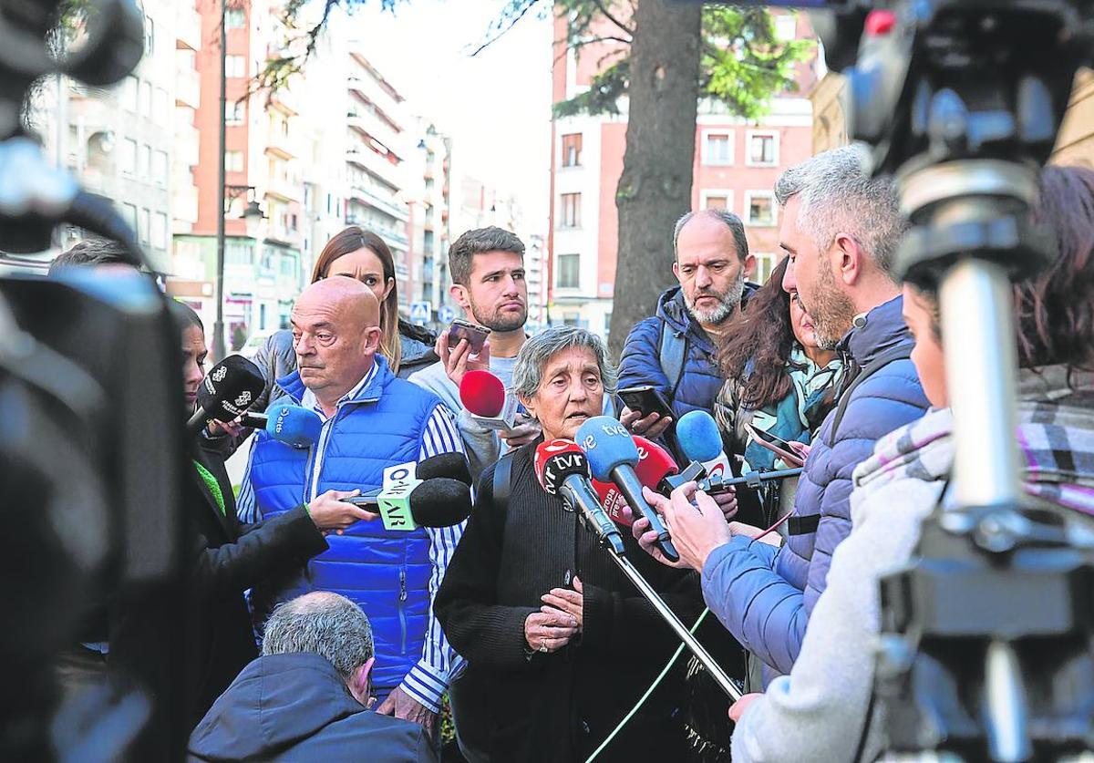 El tío abuelo de Álex, Gonzalo Martín, y la presidenta de la asociación Clara Campoamor, Blanca Estrella Ruiz, atienden a la prensa antes de la vista.