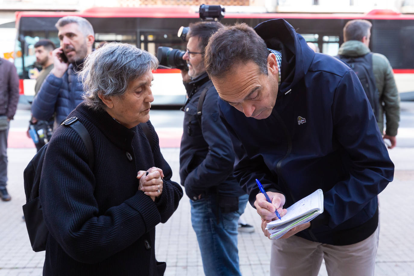 Blanca Estrella Ruiz, presidenta de la Asociación Clara Campoamor, junto a la prensa.