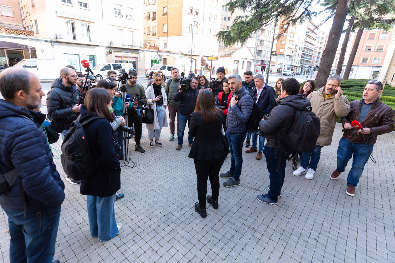 Los medios riojanos escuchan las indicaciones antes de acceder al juzgado.