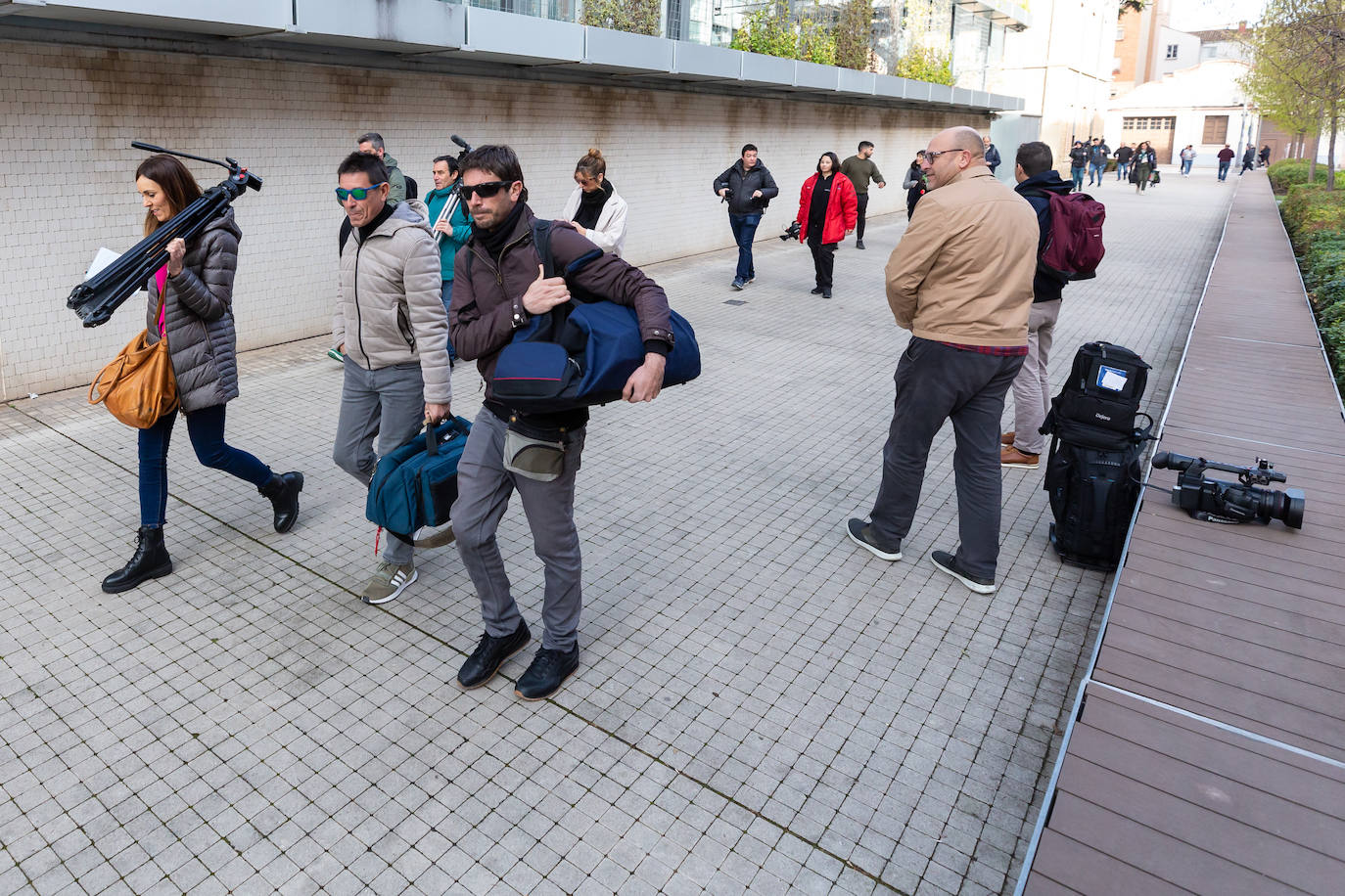 Los medios acceden a la sala para escuchar y tomar imágenes en la primera jornada.