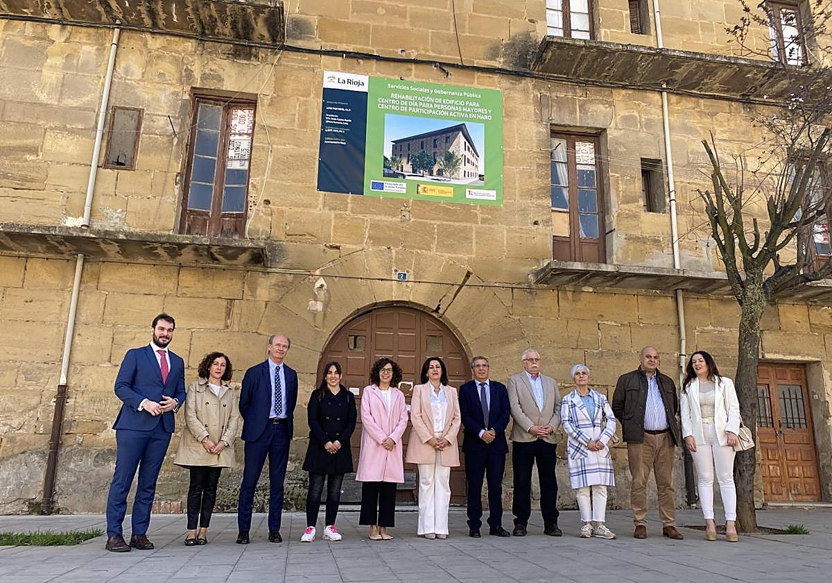 Autoridades y arquitectos, en la puerta del antiguo edificio de Cruz Roja.