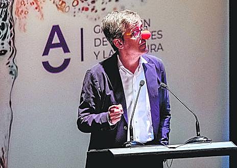 Imagen secundaria 1 - Arriba, Viyuela, junto a su mujer Elena González (también actriz) y sus familiares riojanos. Debajo, el escritor Bernardo Sánchez, que destacó la faceta poética del actor, le homenajeó con la nariz de payaso. A la derecha, emocionado por la distinción, miró y mimó la figura antes de iniciar su sentido discurso. 