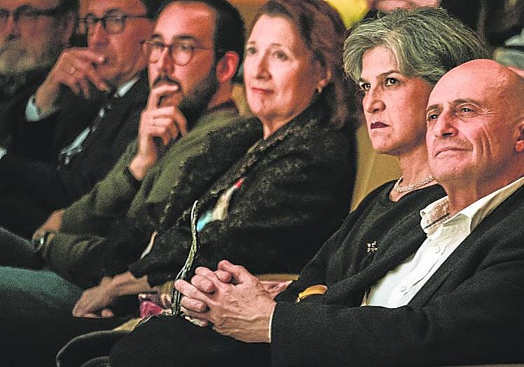 Imagen principal - Arriba, Viyuela, junto a su mujer Elena González (también actriz) y sus familiares riojanos. Debajo, el escritor Bernardo Sánchez, que destacó la faceta poética del actor, le homenajeó con la nariz de payaso. A la derecha, emocionado por la distinción, miró y mimó la figura antes de iniciar su sentido discurso. 