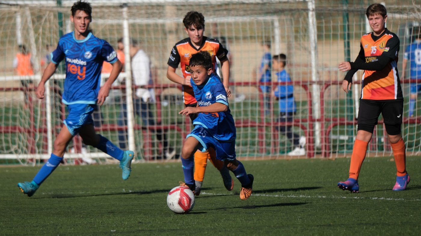 Un jugador del Comillas avanza con el balón, en una salida al contragolpe.