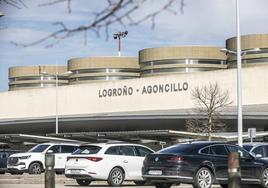 Exterior del aeropuerto de Agoncillo este martes.