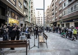 Bandaluse Big Band da un concierto frente a la Sala Fundición para inaugurar la calle Fundición