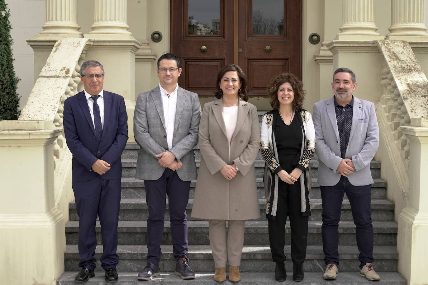 La presidenta y los alcaldes de Lardero y Villamediana han suscrito el acuerdo.