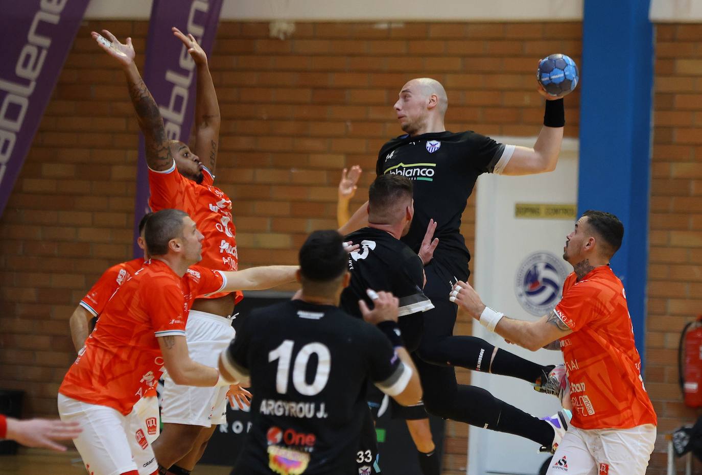 Zaja, con la camiseta del Sabbianco Anorthosis Famagusta, lanza a portería.