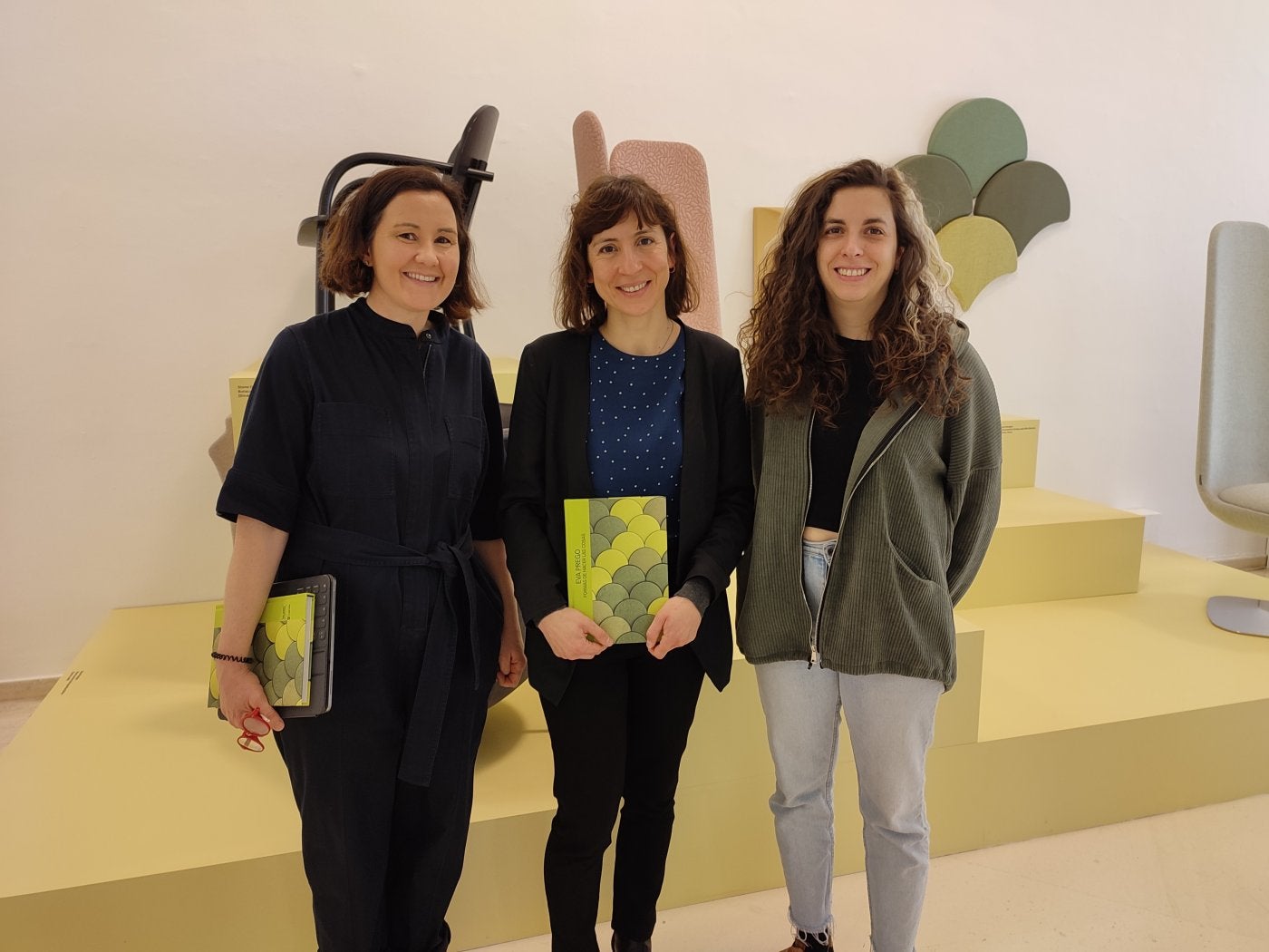 Eva Prego, con la concejala Carmen Urquía y Ana Bañares, de Mujeres en el Arte, ayer en la exposición.