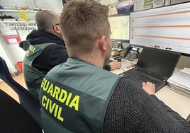 Agentes de la Guardia Civil investigan delitos informáticos.