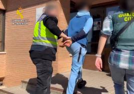 Agentes de Guardia Civil y Policía Nacional trasladan a uno de los detenidos.