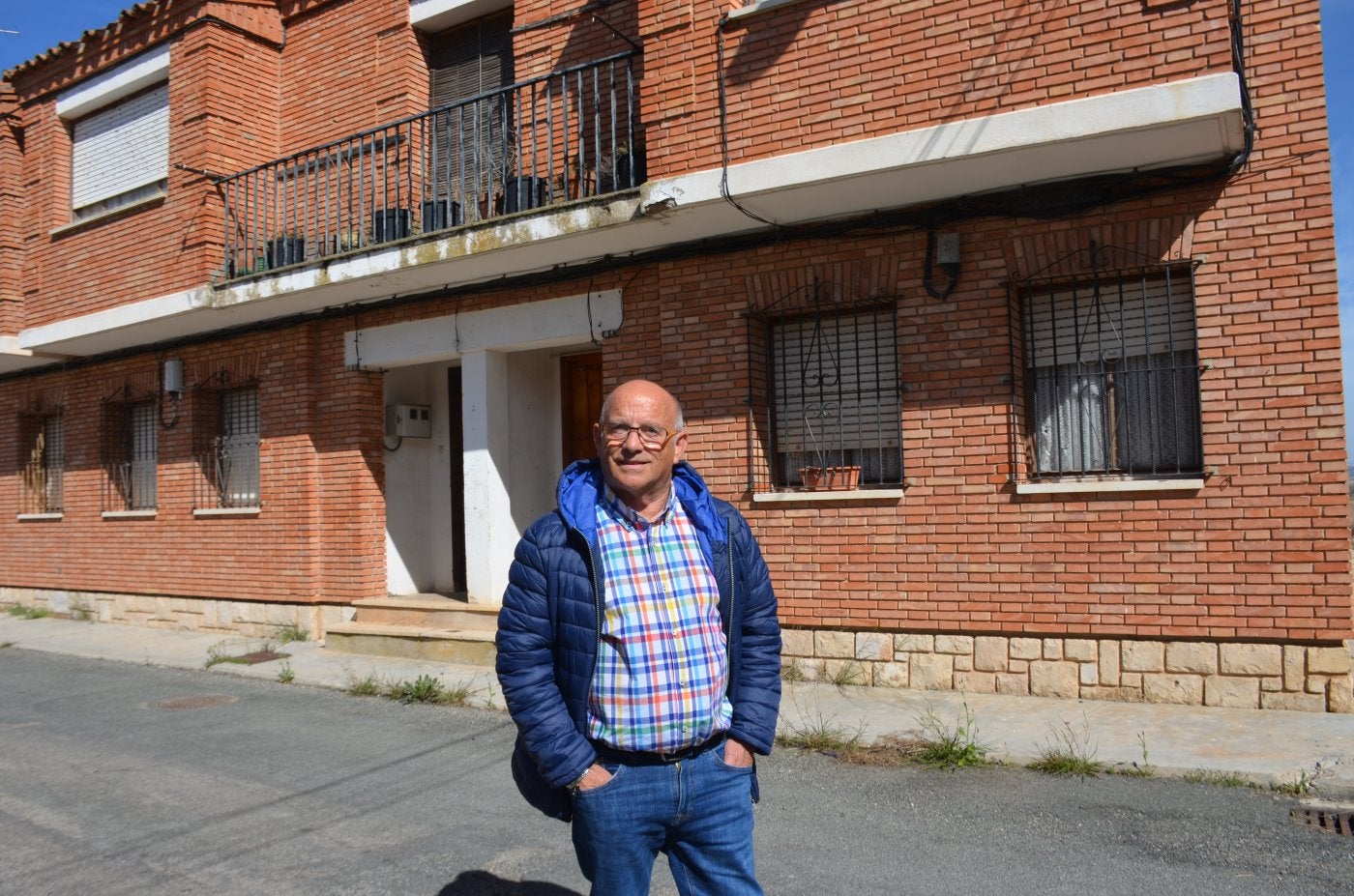 Santiago Pérez, delante de la vivienda de peones camineros en la que vivió de 1978 a 1987.